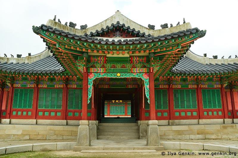  stock photography | One of the Entrances to Huijeondang Hall at Changdeokgung Palace in Seoul, South Korea, Jongno-gu, Seoul, South Korea, Image ID KR-SEOUL-CHANGDEOKGUNG-0009